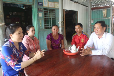 Nữ Bí thư Phạm Ngọc Đang (bìa trái) luôn gần dân lắng nghe người dân nói.