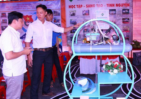 Làm theo lời Bác, sinh viên không ngừng phấn đấu vươn lên trong học tập, nghiên cứu khoa học. Trong ảnh: Máy tưới hoa màu điều khiển từ xa do SV Trường ĐH Sư phạm kỹ thuật nghiên cứu.