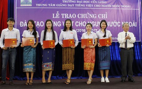 PGS.TS. Lương Minh Cừ- Hiệu trưởng Trường ĐH Cửu Long trao chứng chỉ cho các học sinh.