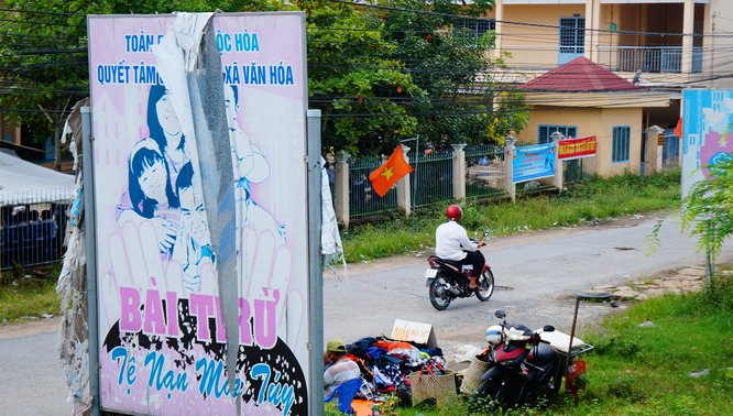  Không chỉ pa nô hết đát xuất hiện ở các tuyến đường, ngã ba ngã tư mà có nơi còn xuất hiện gần trụ sở làm việc của các cơ quan, trường học,….