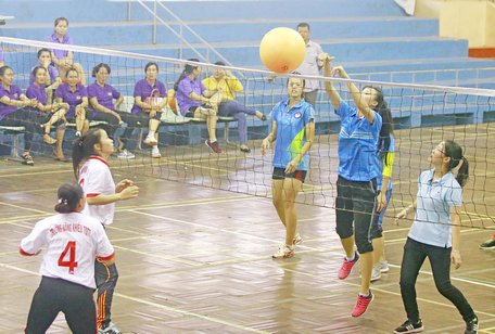 Pha tranh bóng trong trận bán kết 2, Trung tâm Huấn luyện và Thi đấu TDTT (áo xanh) thắng Trường Năng khiếu TDTT 2-0.