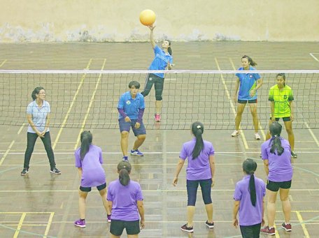 Pha tranh bóng trong trận chung kết, Trung tâm Huấn luyện và Thi đấu TDTT (áo xanh) thắng Ban Quản lý Di tích 2-0.
