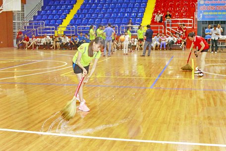 Mưa tạt vào sân Nhà thi đấu TDTT Trường Đại học Xây dựng miền Tây khi đang diễn ra các trận đấu của giải, nên VĐV phải lau sàn