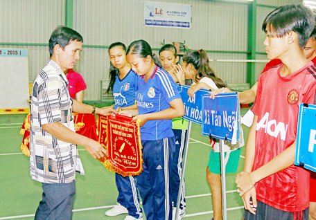 Cặp VĐV Phương Vy/Lê Nhịnh (Phường 9) tại giải cầu lông Đại hội TDTT TP Vĩnh Long 2017.