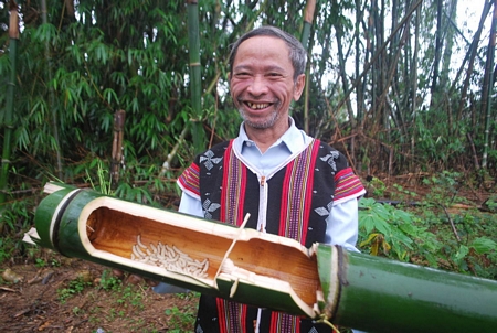 Anh Crới khoe chiến lợi phẩm.