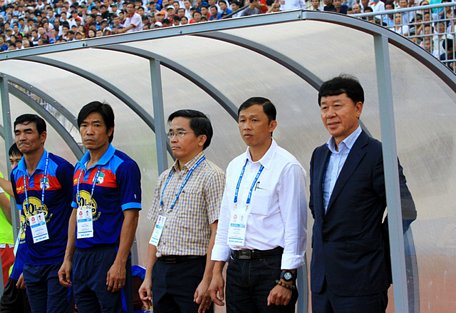 Giám đốc kỹ thuật Chung Hae Seong (áo vest) và HLV tạm quyền Dương Minh Ninh (áo trắng) trong cabin huấn luyện HA Gia Lai.