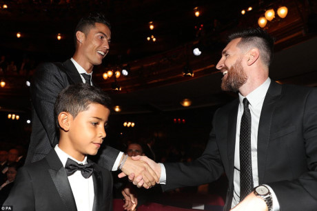 Ronaldo và Messi tay bắt, mặt mừng ở tại đêm Gala FIFA The Best Awards 2017 (Ảnh: PA).