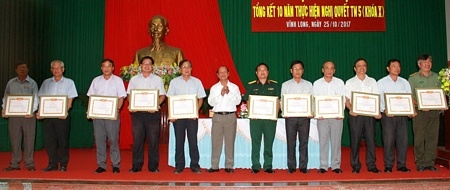 Phó Bí thư Thường trực Tỉnh ủy Trương Văn Sáu tặng bằng khen cho các tập thể hoàn thành tốt nhiệm vụ về công tác tư tưởng, lý luận và báo chí. 