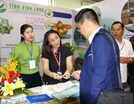 Đại biểu quan tâm tìm hiểu thông tin các dự án, chính sách mời gọi ĐT vào tỉnh Vĩnh Long 