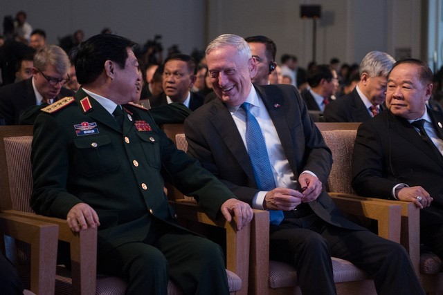 Bộ trưởng Quốc phòng Ngô Xuân Lịch trò chuyện cùng Bộ trưởng Quốc phòng Mỹ Jim Mattis trong cuộc gặp tại Philippines ngày 24/10 (Ảnh: Bộ Quốc phòng Mỹ)