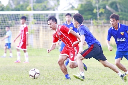 Quốc Trạng (9, Thị trấn Cái Nhum- áo đỏ) trong pha ghi bàn nâng tỷ số lên 2-0 trong trận thắng Bình Phước 4-0.