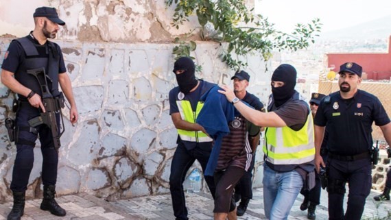 Cảnh sát Tây Ban Nha áp giải một nghi phạm khủng bố bị bắt ở Melilla, ngày 6/9/2017. Ảnh: REUTERS