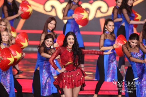 Hoa hậu Hòa bình thế giới 2016 xuất hiện trong phần mở màn