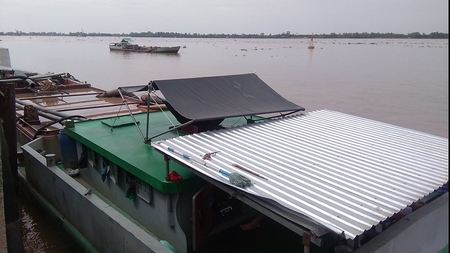 Các phương tiện khai thác cát trái phép đang bị tạm giữ. Ảnh: Thanh Đức