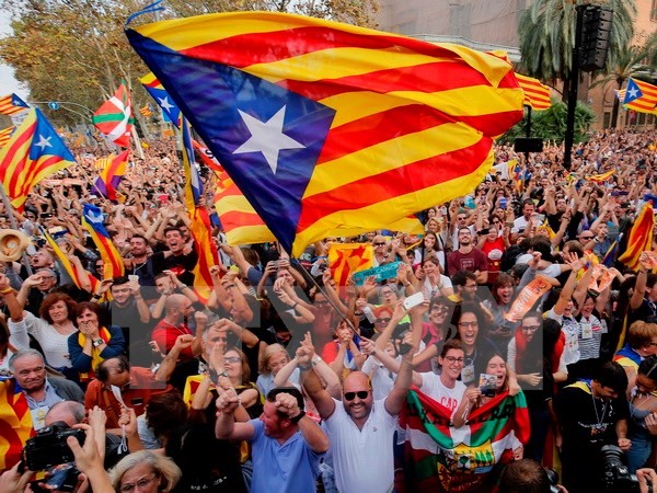 Người dân xứ Catalonia tuần hành trên đường phố thủ phủ Barcelona sau khi cơ quan lập pháp địa phương thông qua tuyên bố độc lập. (Nguồn: AFP/TTXVN)