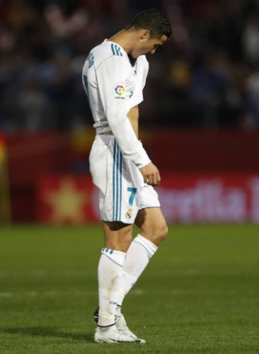 CR7 đau đớn cắn áo như một đứa trẻ không được nhận quà.