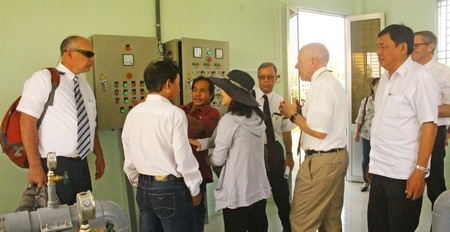 Nhà tài trợ tham quan hệ thống cung cấp và xử lý nước sạch. 
