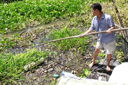 Đủ loại rác chen nhau nằm la liệt trên dòng sông.