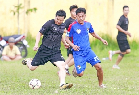 Pha tranh bóng của Hoàng Lâm (15, Thị trấn Cái Nhum- áo đen) trước Phú Khánh (28, Long Mỹ).