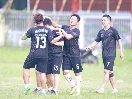 Niềm vui của đội Thị trấn Cái Nhum trong trận thắng 2-0 trước Long Mỹ Phước 4-0.