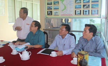 Ban Sơ khảo tác phẩm báo chí dự Giải báo chí toàn quốc về Xây dựng Đảng năm 2017 trên địa bàn tỉnh Vĩnh Long xem xét, đánh giá các tác phẩm. 
