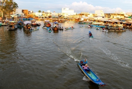 Chợ nổi là nét đặc trưng văn hóa của người dân vùng Tây Nam Bộ.