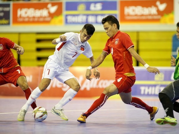 Đội tuyển Futsal Việt Nam (áo trắng) tiếp tục nhận thất bại trước Myanmar. (Ảnh: Bạch Dương)