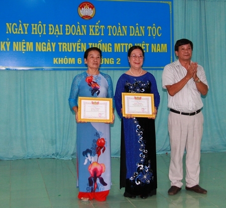 Đảng ủy Phường 2 tặng giấy khen cho tập thể có thành tích tốt trong cuộc vận động toàn dân đoàn kết xây dựng đời sống văn hóa ở khu dân cư.