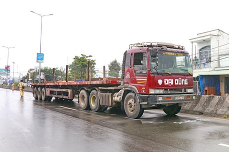Xe tải kéo theo rơ-moóc tại hiện trường.
