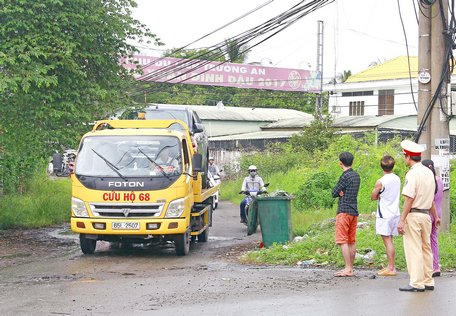 Lực lượng CSGT Công an TP Vĩnh Long điều phối các xe ô tô, xe tải đi đường vòng vào khu Du lịch Trường An.