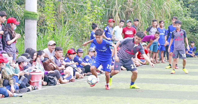 Pha tranh bóng trong trận chung kết khối lớp 12.