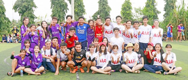 Các cầu thủ khối lớp 12 thể hiện tinh thần đoàn kết và tình yêu bóng đá trước trận chung kết.