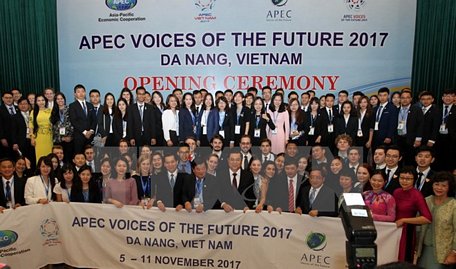 Đại biểu chụp ảnh chung tại Diễn đàn Tiếng nói Tương lai APEC 2017 (VOF). (Nguồn: TTXVN)