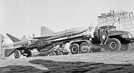 Tên lửa phòng không S-75 Dvina tham gia duyệt binh. Ảnh: Getty.