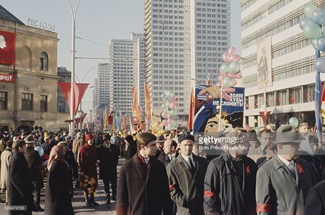 Quần chúng nhân dân đứng tề tựu bên trục đường đoàn duyệt binh đi qua ở Moscow. Ảnh: Getty.