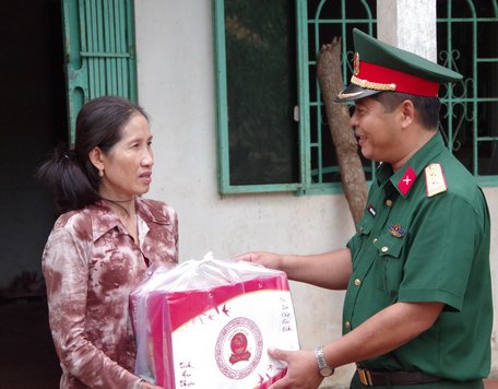 Thăm, tặng quà gia đình bệnh binh Trần Văn Khích.