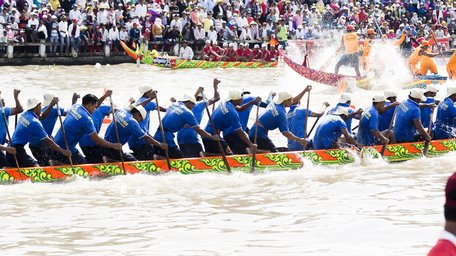 Cuộc đua làm “dậy sóng” sông Maspero (TP Sóc Trăng). Người xem chật kín đôi bờ sông.