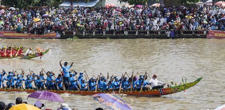 Các đội tranh tài so kè quyết liệt khi gần về đích.