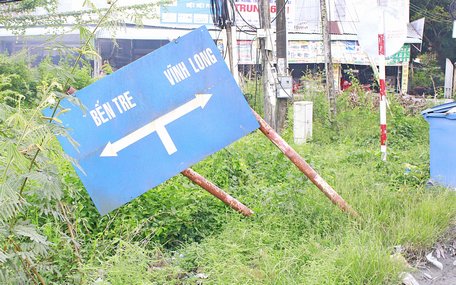  Biển báo hướng dẫn đường đi Vĩnh Long- Bến Tre nhìn ra... QL57.