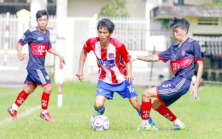Pha tranh bóng trong trận Mang Thít (áo xanh) hoà Trương Đức Huy (Trà Ôn) 2-2.