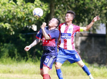 Pha tranh bóng trong trận Tam Bình (áo xanh) thắng Vương Nam Hưng (TX Bình Minh) 3-1.