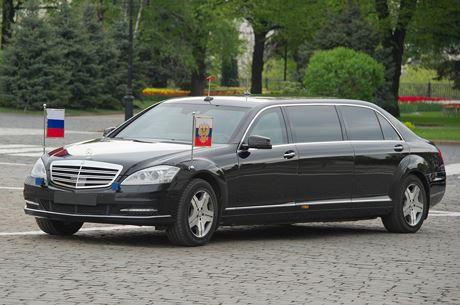 Tổng thống Nga Vladimir Putin đang sử dụng chiếc siêu xe chống đạn Mercedes-Benz S600 Guard Pullman do Đức chế tạo có khả năng chống lại mọi cuộc tấn công bằng vũ khí cá nhân.