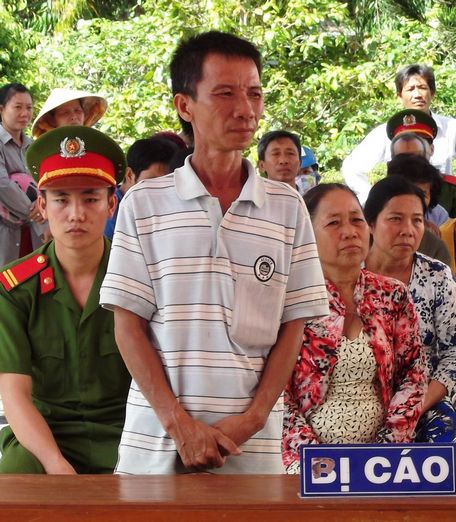 Phạm Văn Sáu lãnh án vì phun thuốc khai hoang vào đám lúa của hàng xóm.