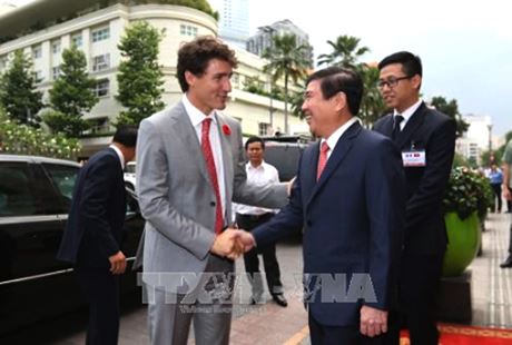 Cuối giờ chiều cùng ngày, lãnh đạo TPHCM có cuộc tiếp và làm việc với Thủ tướng Canada Justin Trudeau. Trong ảnh, Chủ tịch UBND TP HCM Nguyễn Thành Phong tiếp Thủ tướng Canada Justin Trudeau (Ảnh: TTXVN)