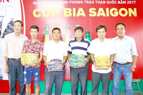Trang phục được BTC Giải cấp cho từng đội bóng tham dự.