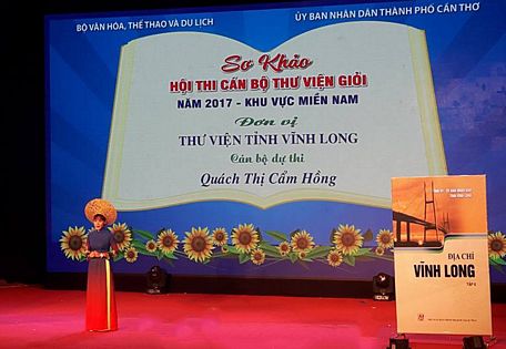 Nữ cán bộ thư viện duyên dáng trong tà áo dài tham dự cuộc thi. Ảnh: Nhân vật cung cấp