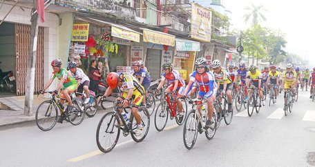 Các tay đua diễu hành qua các đường phố tại Phường 1 (TP Vĩnh Long).