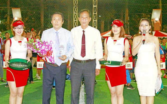 Ông Nguyễn Thanh An- Phó Giám đốc Sở Văn hóa, Thể thao và Du lịch tỉnh Vĩnh Long (phải) tặng kỷ niệm chương và hoa cho nhà tài trợ giải- ông Lương Trung Nhân- Giám đốc Công ty CPTM Bia Sài Gòn Chi nhánh sông Tiền.