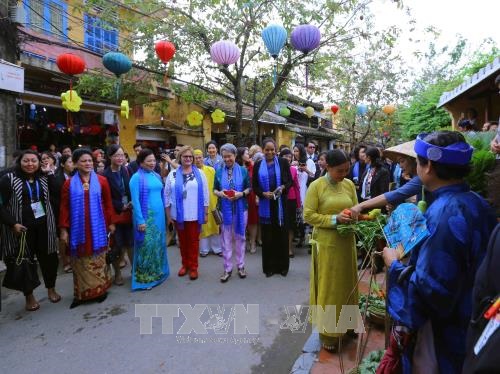 Phu nhân Chủ tịch nước Trần Đại Quang và Phu nhân các Trưởng đoàn tham dự Tuần lễ Cấp cao APEC 2017 đi thăm Phố cổ Hội An (Quảng Nam).