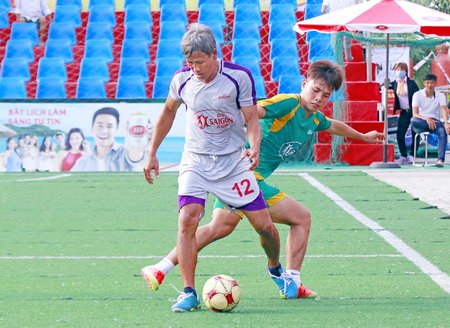Pha tranh bóng trong trận CLB Quốc Vũ (áo xanh) thắng- Bạch Mai FC 6-2.